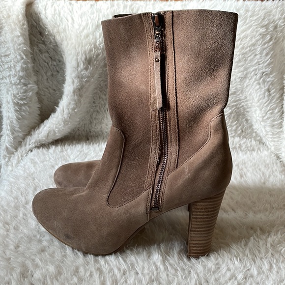 New with flaw UGG taupe suede bootie western heeled - Picture 4 of 13